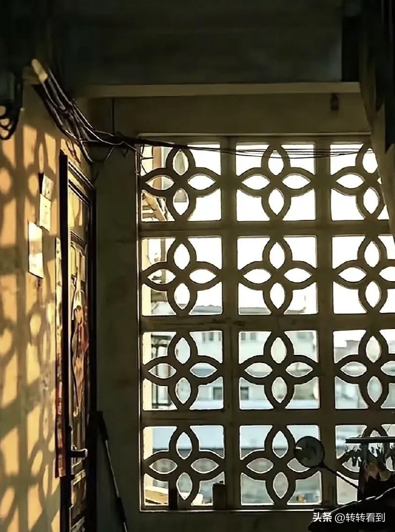 《七律•岁月有感》
作者：转转看到


心归简静尘嚣远，
人间至味是清欢。
云卷
