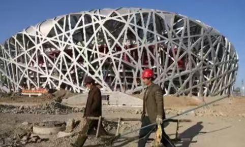鸟巢要拆？北京北中轴延长线上，一座用4万多吨钢材织成的巨型“鸟巢”，每年光“养”