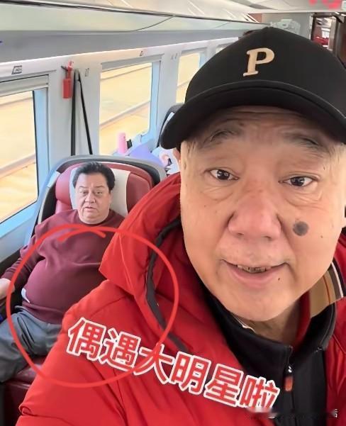 多亏现在火车有商务座，不然你说这么大肚子，普通座位根本坐不进去，就算坐进去了，邻