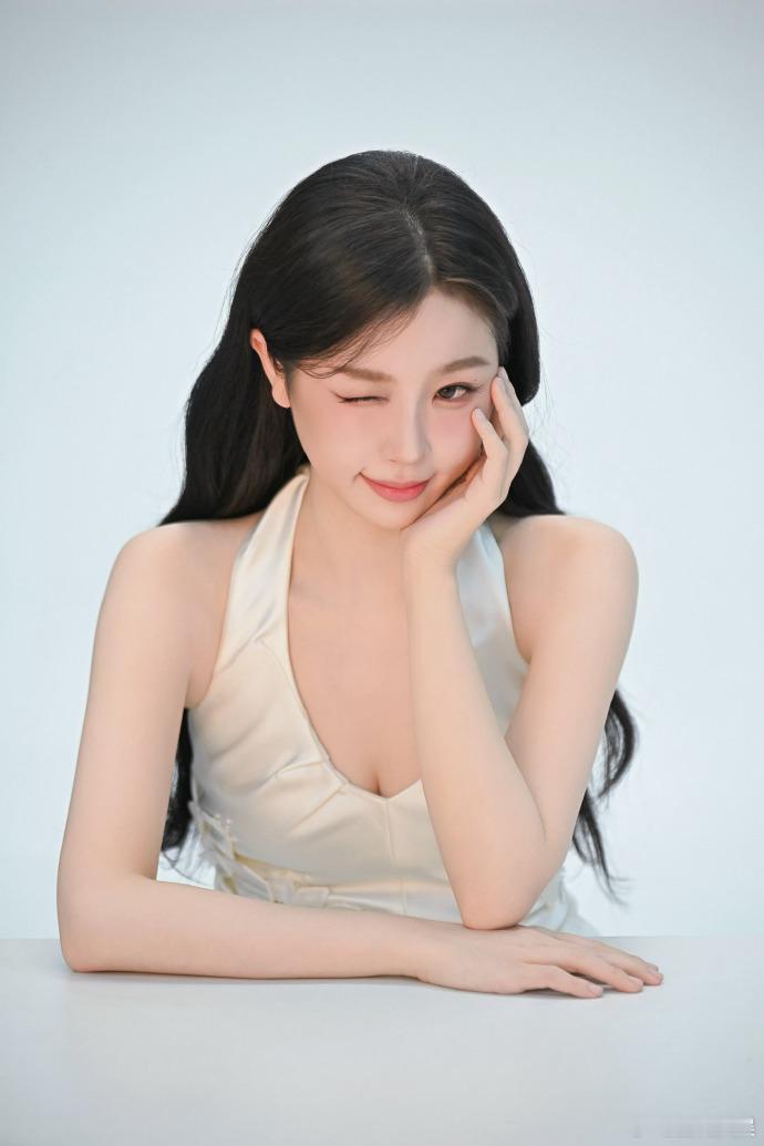 虞书欣挂脖花朵小白裙虞书欣美貌基因发力了被虞书欣狠狠美到！挂脖花朵小白裙清纯又可