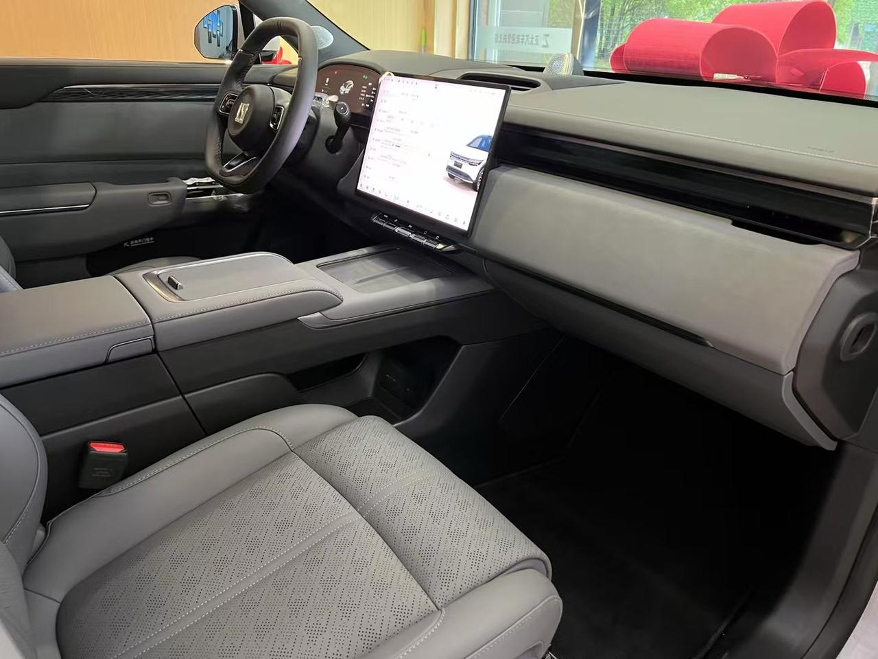 极氪7X车内是这种灰色的内饰配色，看起来却没有廉价感。车内的储物空间够用，我最喜