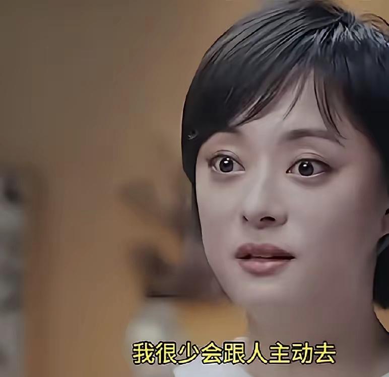 孙俪如今的脸蛋看着还是有些许浮肿的，没有因为自己的养生，看着特别的轻松自在，甚至