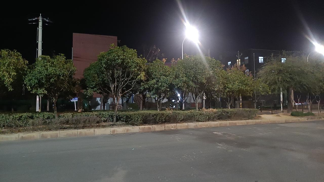 首先，或许第一反应是“立刻去花掉”——买一件心仪已久的东西，犒赏自己一段时间的辛