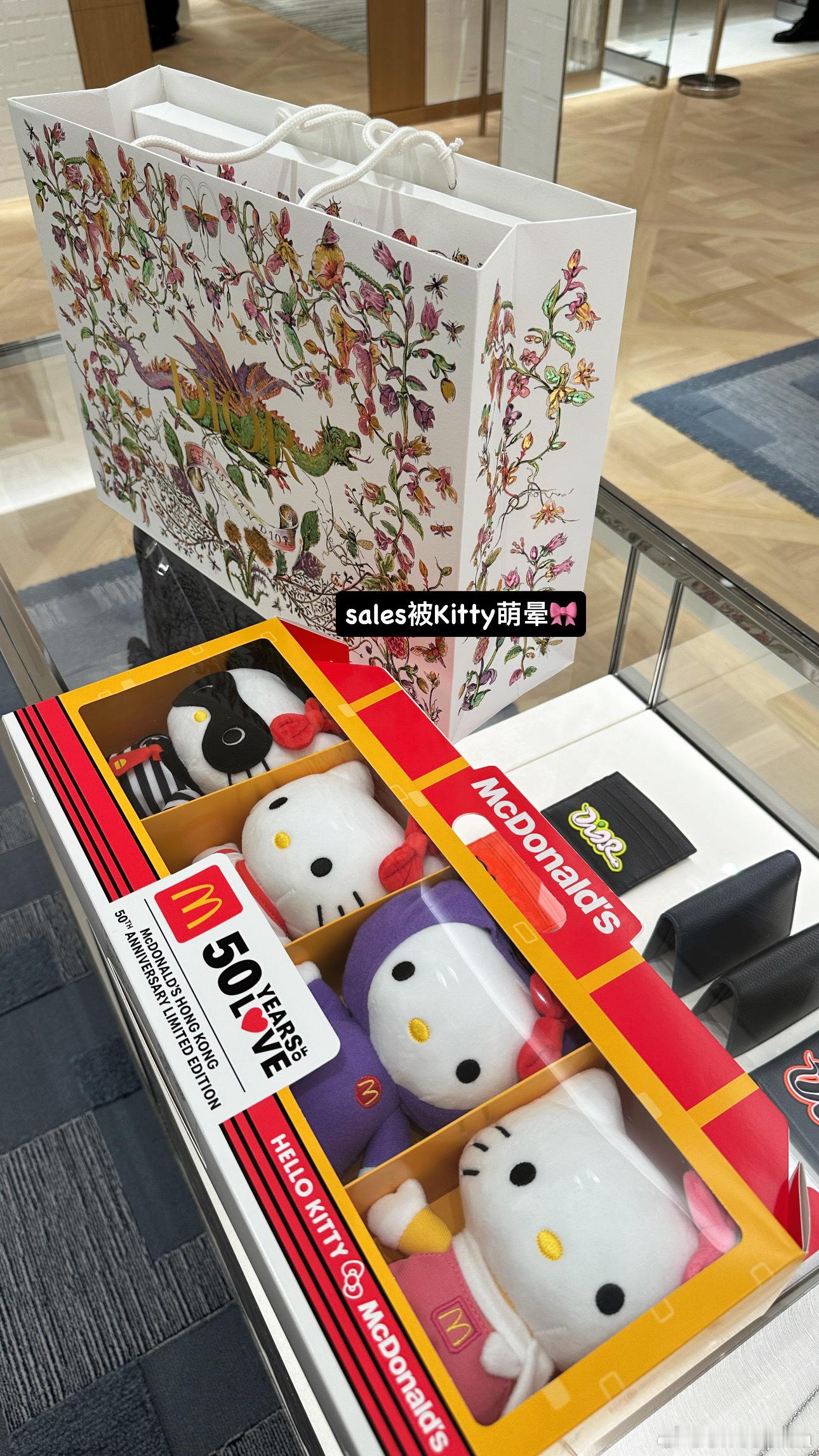 Dior今年的红包好好看豚王一如既往的好吃回家哪怕要放假了都要顺东西回珠海哈哈哈