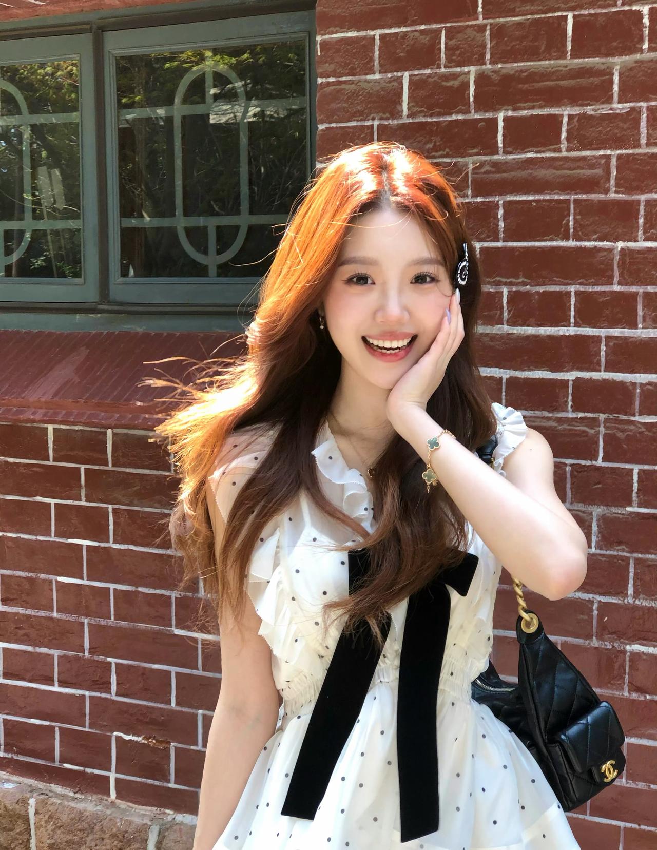 阳光、喷泉和红房子，是属于春天的浪漫童话✨ 波点小衫配蝴蝶结，今天是甜度满分的一