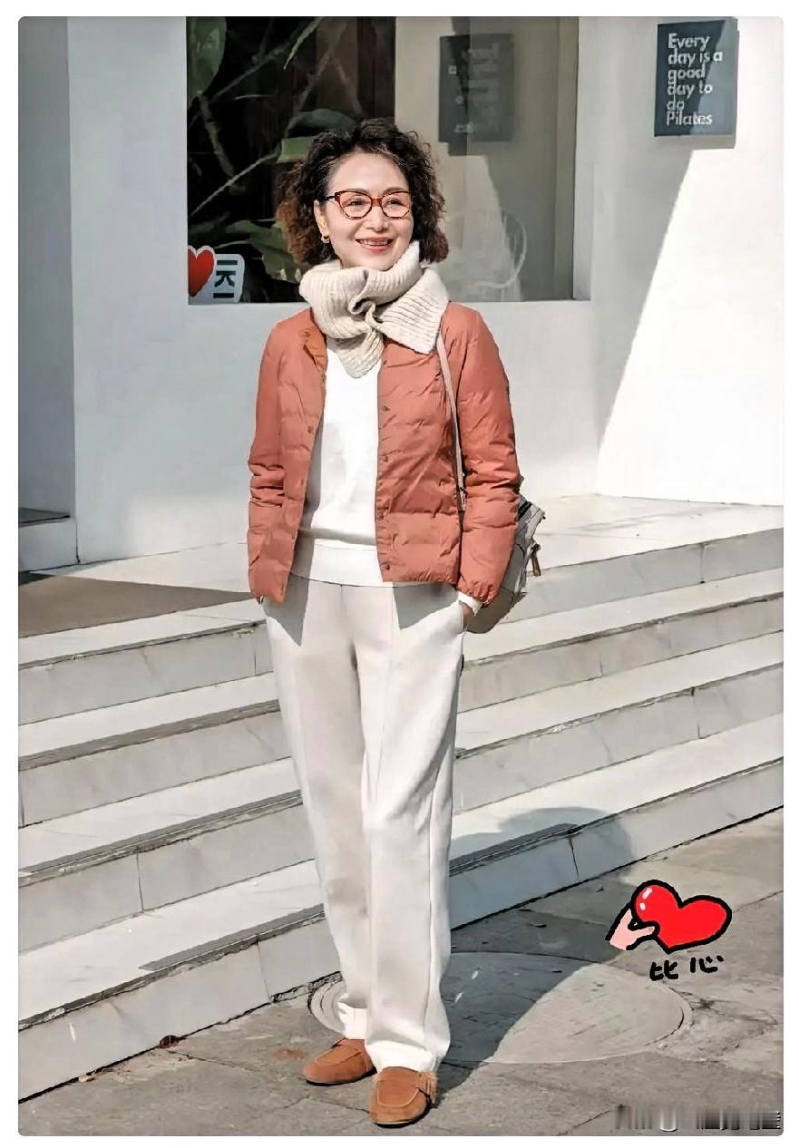 瞧，婆婆都70岁了，没有别的爱好就爱打扮，昨天逛街又买了一身新衣服，这不今天穿上