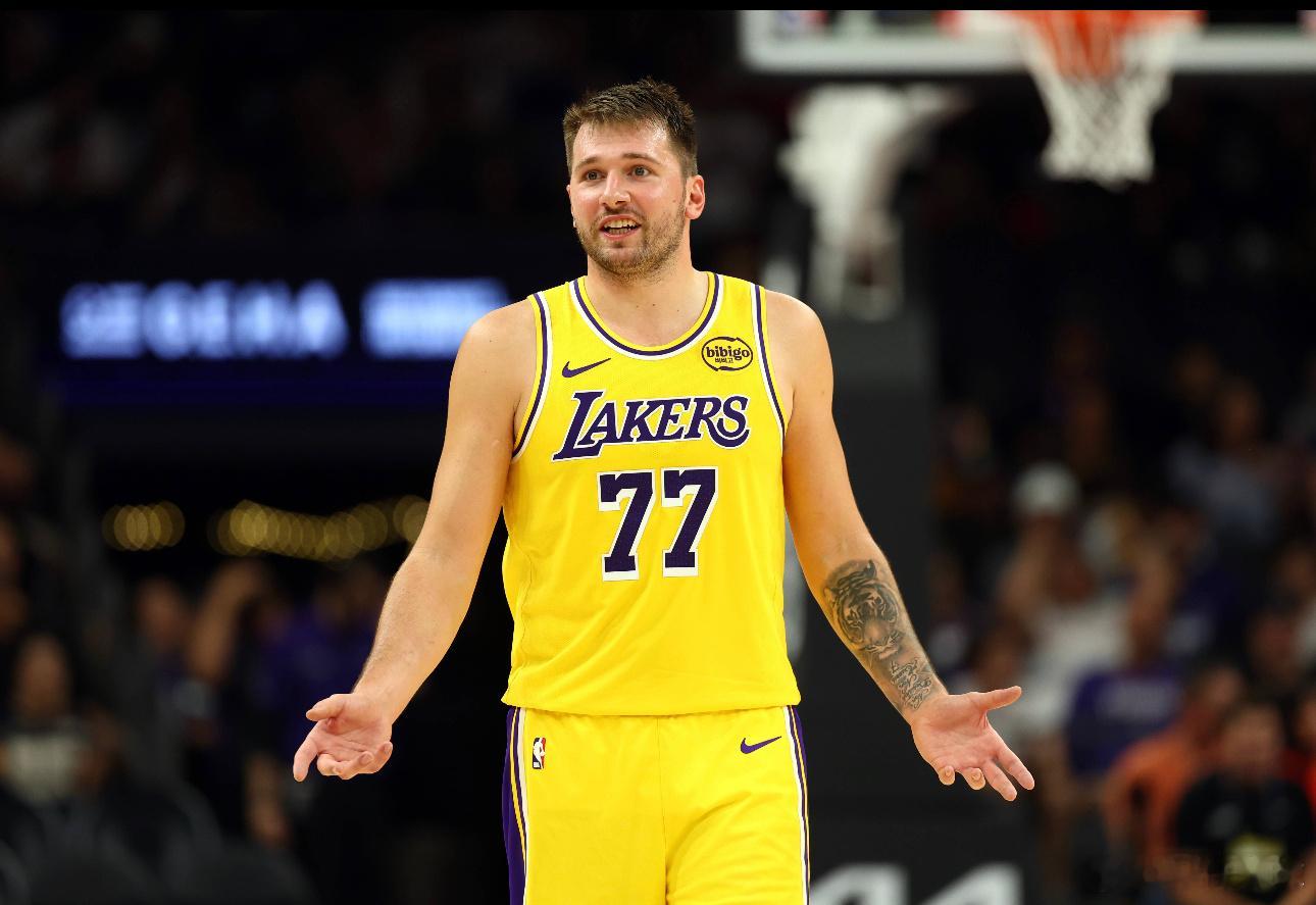 1月5日讯 湖人队主场对阵灰熊，两队激战四节，最终湖人以120-114取胜。本场