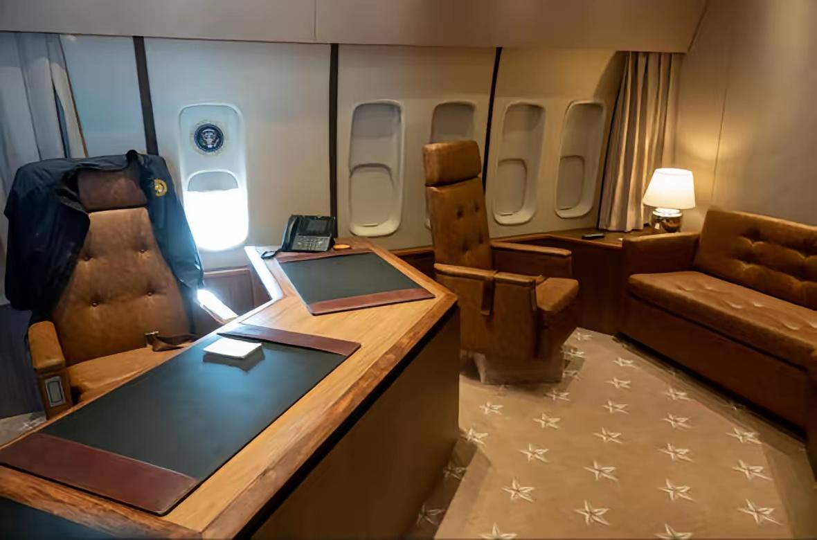 确实有人拿坐民航的标准去担心80岁的特朗普，这完全搞错了对象。空军一号不是普通客