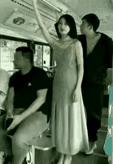这男智商高，帮男同胞扳回局面。
如果记较起来，这女的得躺下。