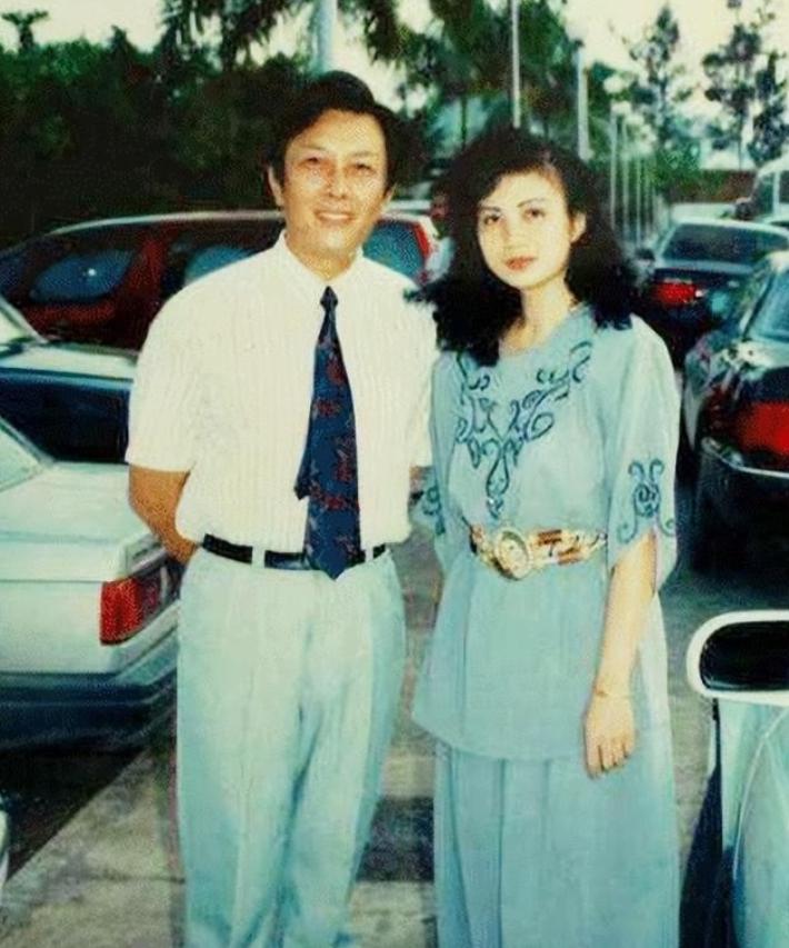 1990年除夕夜，唐国强的妻子洗完澡化完妆，穿上一身新衣，用一根绳子结束了自己的
