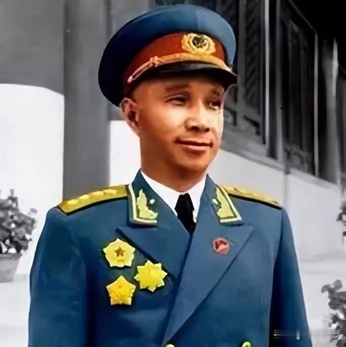 1960 年，毛主席邀已被撤职的粟裕前来参加上海政治局扩大会议，会前曾对他说：“
