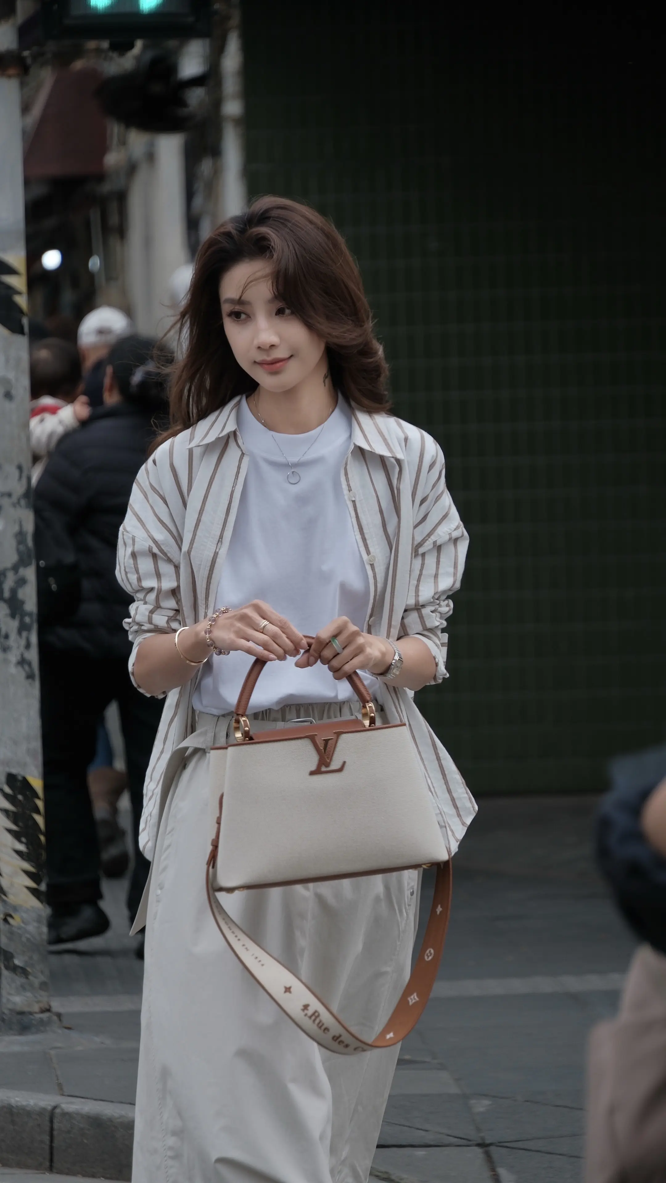 上海街拍。首图小姐姐一整个美的像Angelababy!