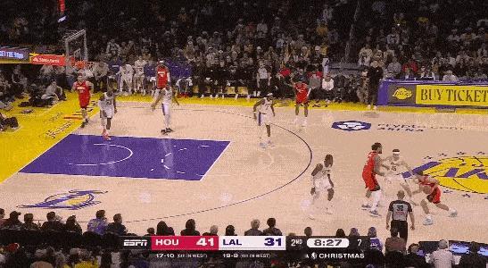 詹黑们可开心了，拿这一球来大做特做文章，说詹姆斯不防守下快攻永远是第一个，其实完