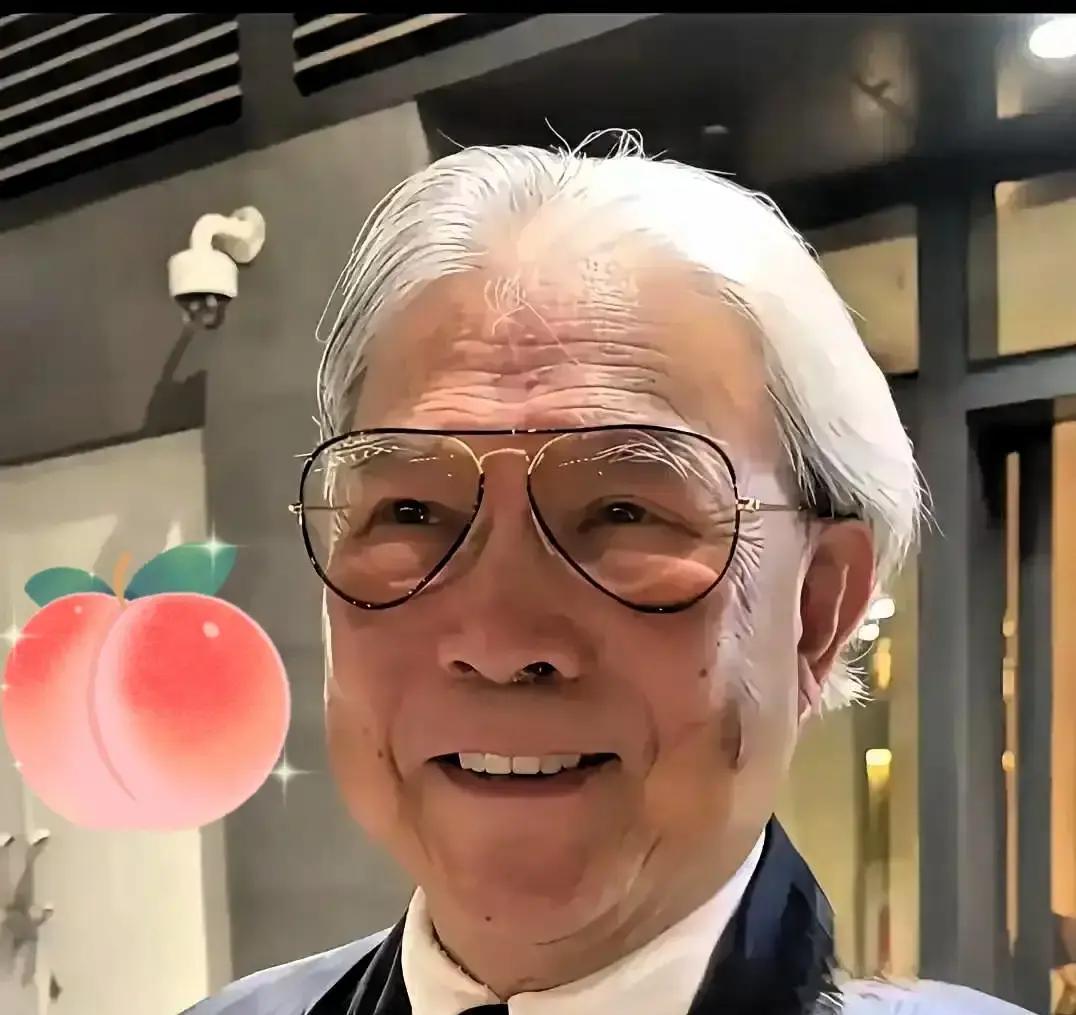 78岁霍震霆只吃四菜，却喊最贵
 
寿宴没请明星，就在浅水湾老宅。三张圆桌，四道