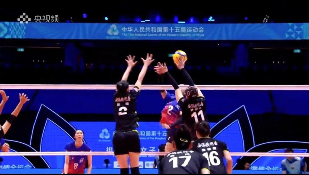 昨天福建女排以3-1爆冷击败卫冕冠军天津女排进入半决赛。
今天面对半决赛对手江苏