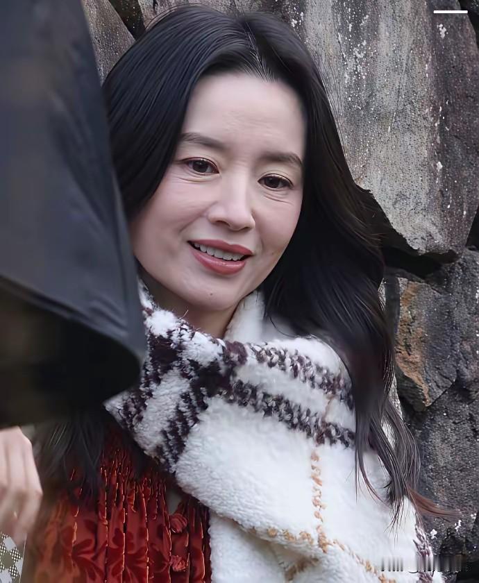 看了董洁的照片，
我决定以后省点钱，
不再买贵的化妆品了！
明星不比咱们有钱啊，