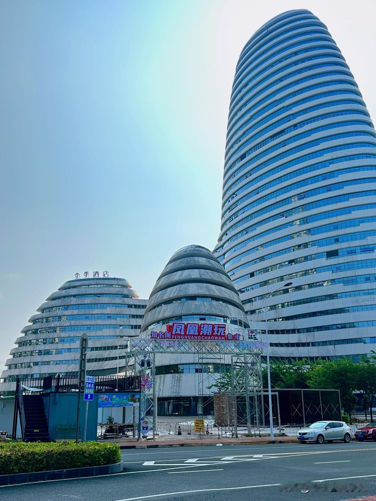以为能赶上国庆黄金周，楼顶放放烟花，没想到才弄好门头，南宁新媒体中心大楼的大型潮