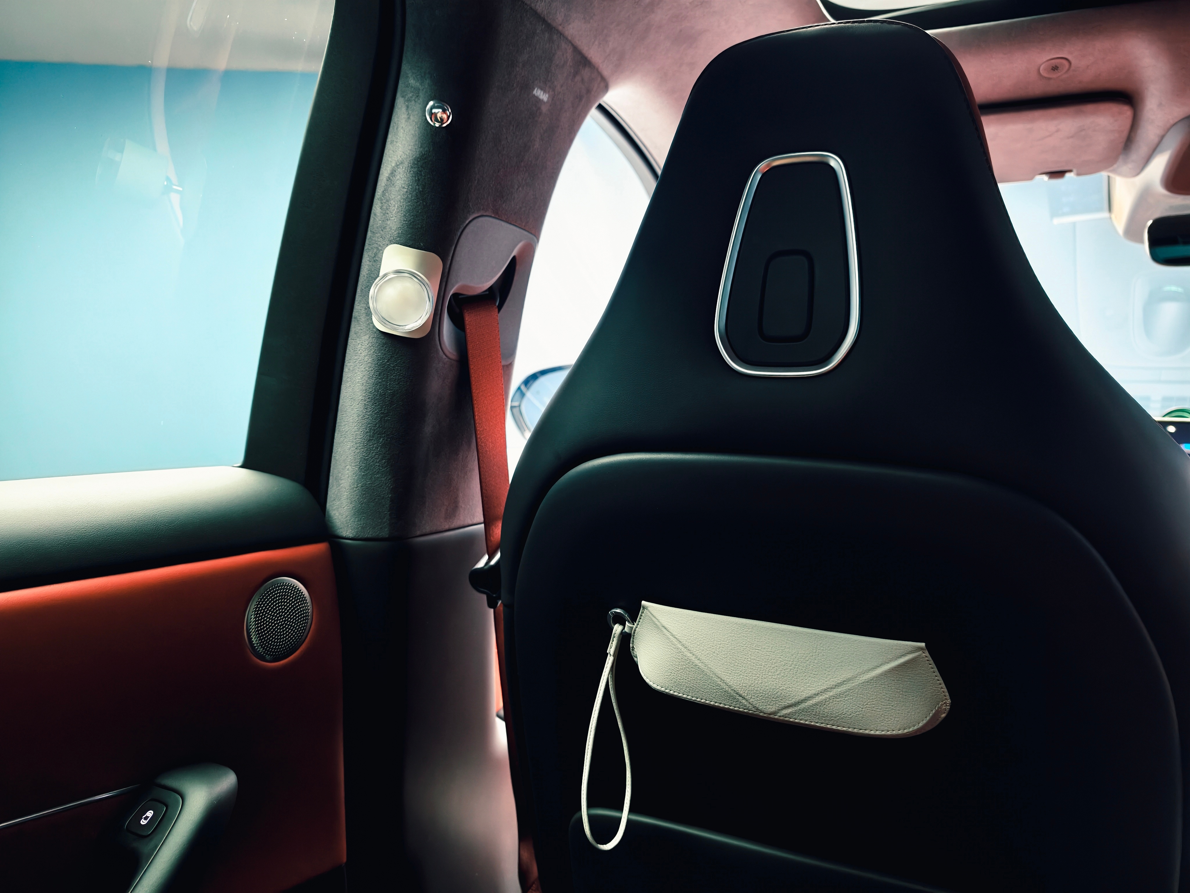 车里的纸巾盒、垃圾袋、号码牌…总是乱乱的或者没处放。问界M6这次想到了，全车做了