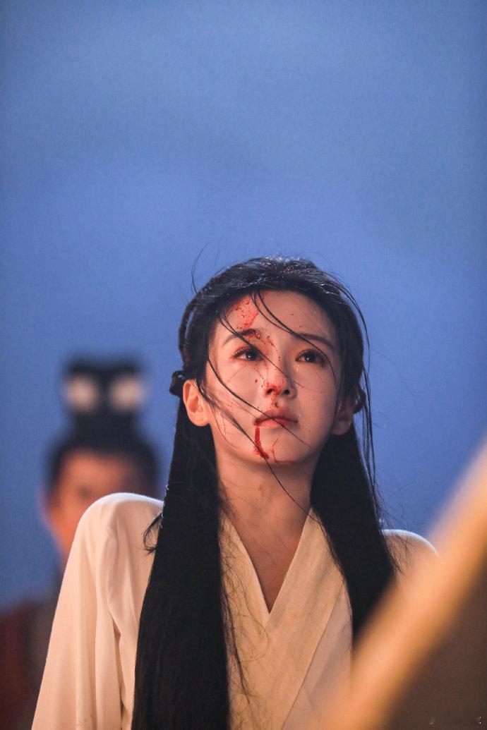 包上恩一滴血泪我碎了 看到包上恩饰演的蔡昭受刑时落下的那滴血泪，我瞬间破防。她用