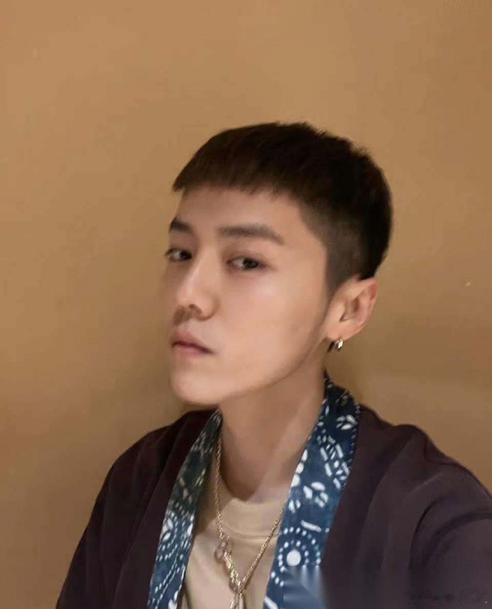 好家伙！鹿晗这寸头一剪，直接杀上文娱TOP1了！ 这应该是他出道以来头发最短的一
