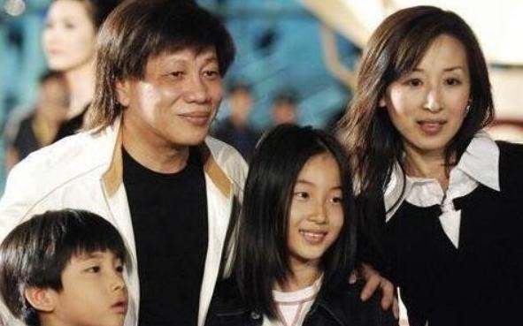 1979年，梁小龙的妻子黎爱莲在自己家楼下散步，被一陌生男子拿硫酸泼了脸，之后便