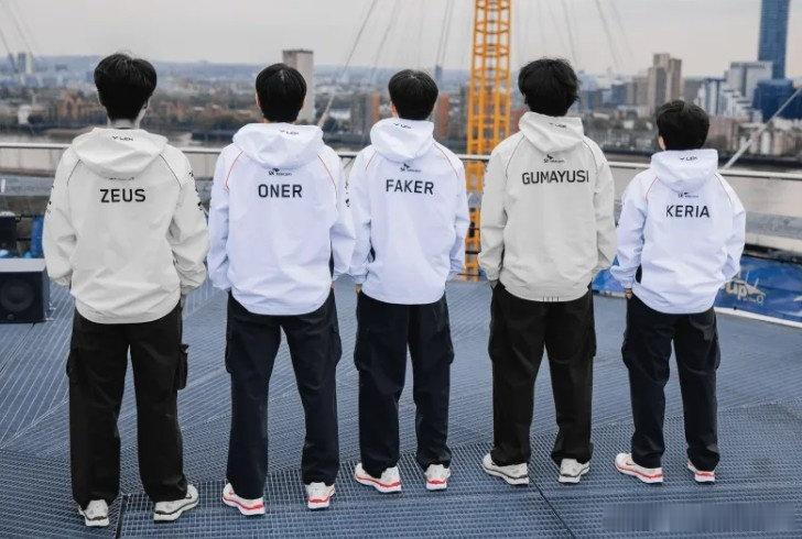 【，】11月17日，T1官宣Gumayusi离队后，LOL官推发文：传奇五人组Z