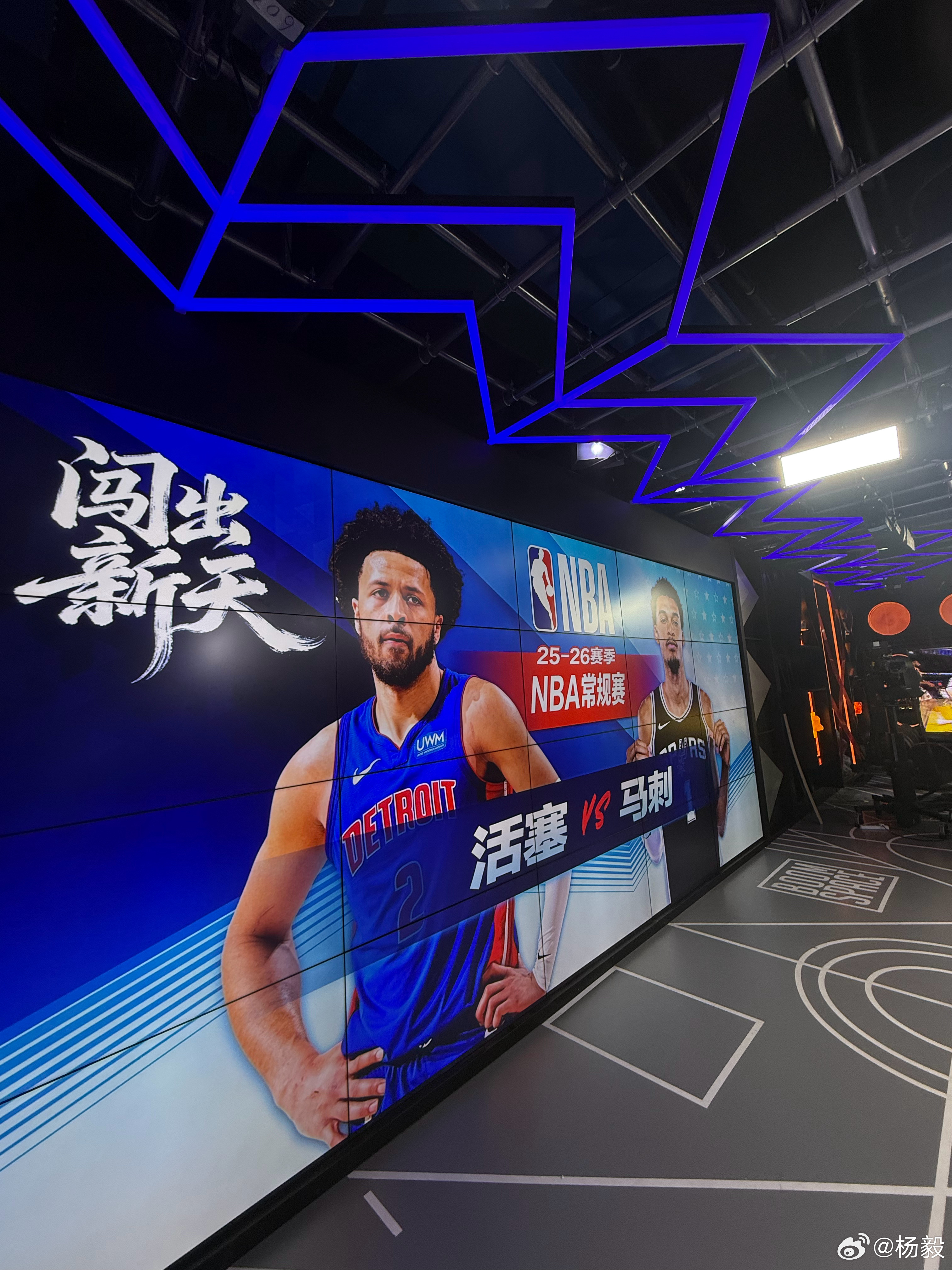 今天说场NBA，马刺活塞，机械战争，非常适合看过2005年总决赛的老登们观看。刘