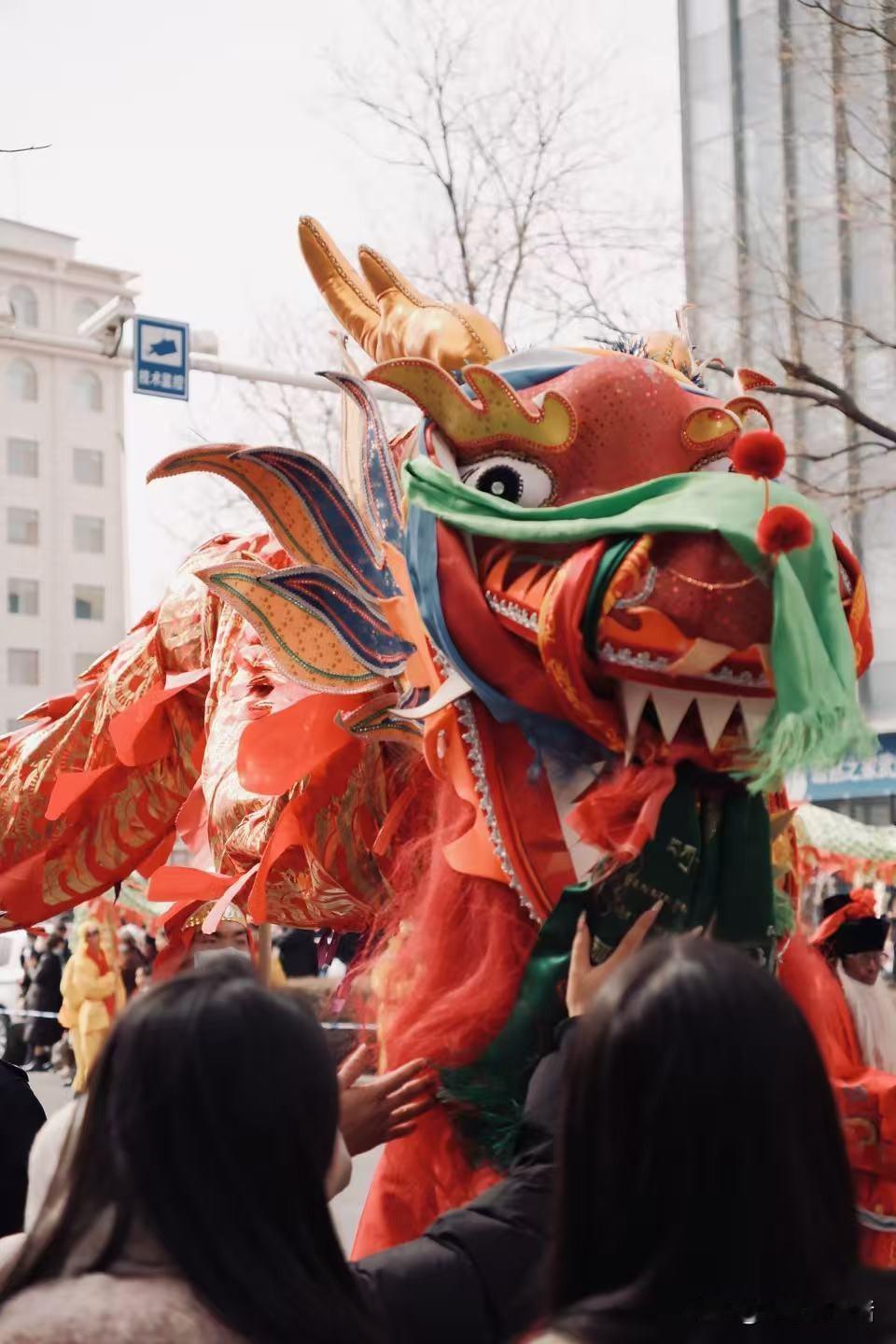 春节社火不仅给人们带来了节日的快乐，喜庆的氛围，还给人们带来了对未来的期盼。

