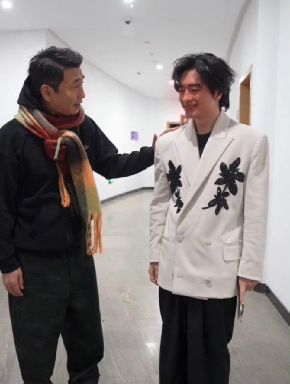 刘旸看到沙宝亮嘻嘻变不嘻嘻  刘旸见沙宝亮就调皮，嘻嘻转眼不嘻嘻。等着看他在跨年