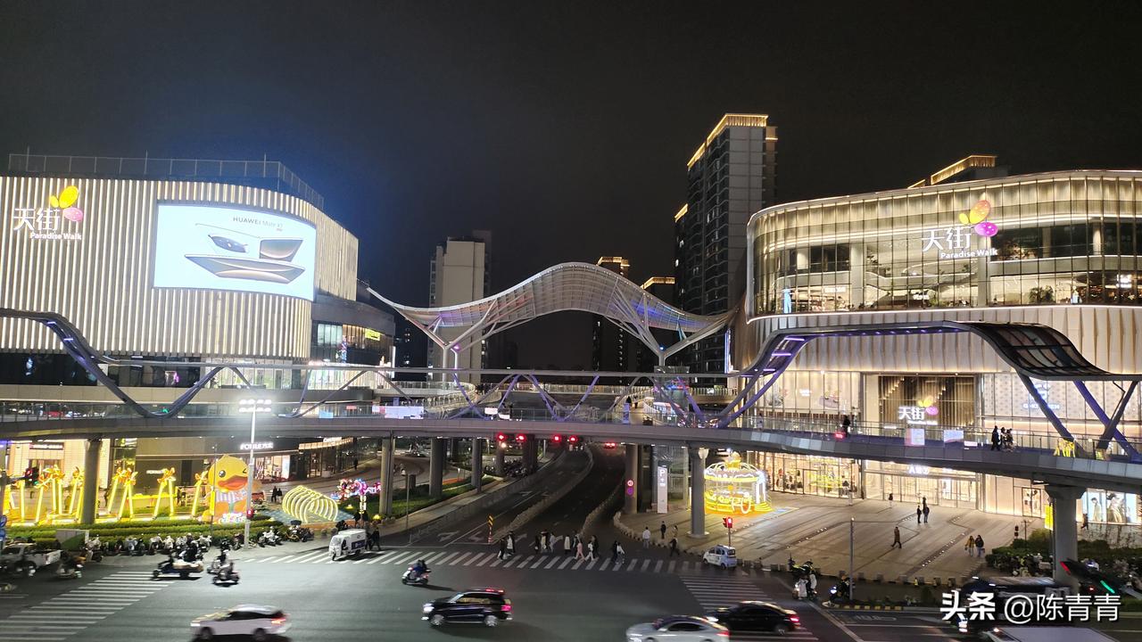苏州相城天街未来环夜晚景色。未来环是在相城大道与纪元路交叉口上，架起一座天街连接