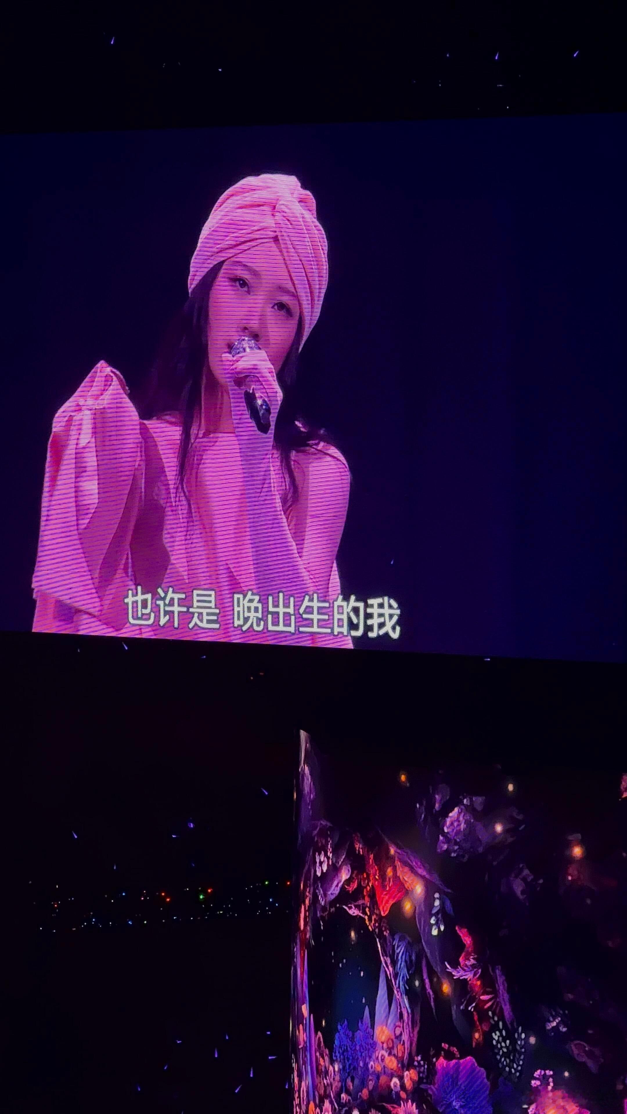 单依纯演唱会上海场观众福利直接拉满，唱功全程稳定在线，舞台造型风格多变，仙气、复