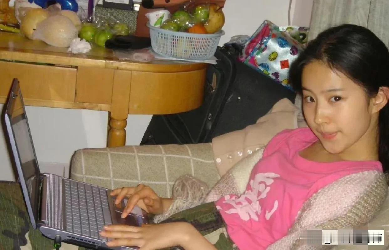 也不知道为什么，小时候刘亦菲怎么有点像杨紫？不知道你们有没有这种感觉，小时候她还