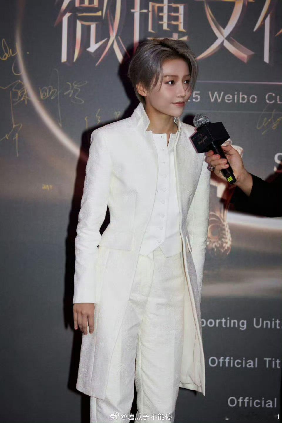 刘雨昕参加新加坡微博文化交流之夜红毯造型🈶，一身白色正装状态很好 