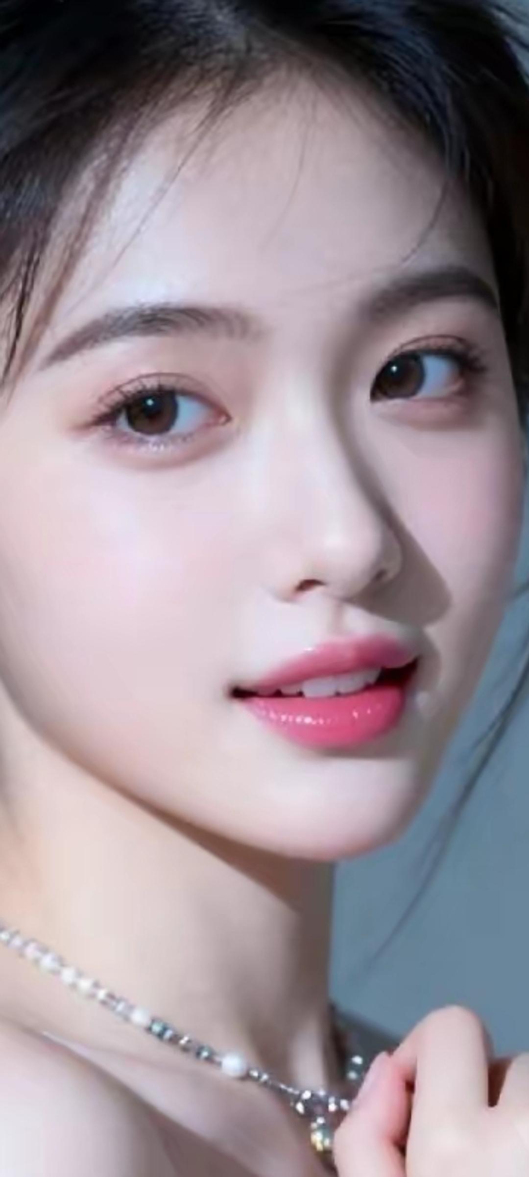 温柔甜美的少女，粉嫩的唇妆，精致的妆容，珍珠项链点缀，尽显优雅气质。
