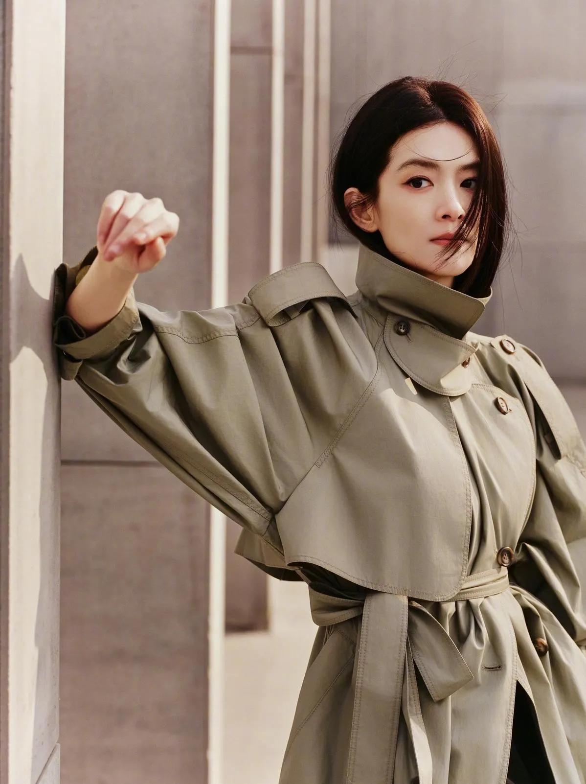 陈昊宇风衣大片封神
 
陈昊宇这组曼谷风衣大片太绝了！🔥 卡其色风衣搭配炽烈阳