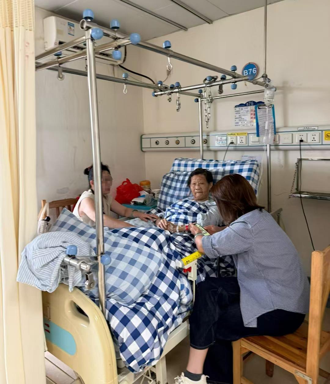 丈母娘80多岁了，前不久生了场大病，在医院住了一段时间。我老婆和女儿每天轮流在房