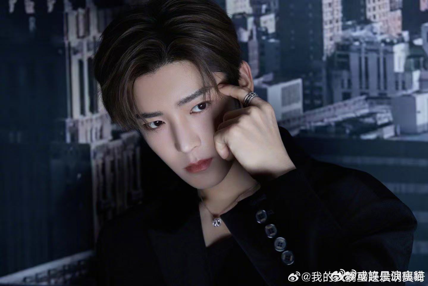 侯明昊去哪了 笑不活了！满场人挤人找侯明昊，结果连个衣角都没瞅见，这哥怕不是偷偷