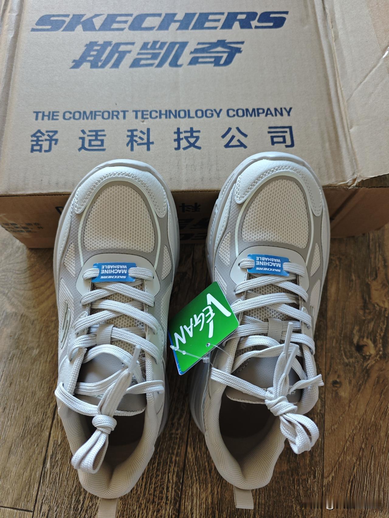 老太太这两天没干啥正经事儿，光倒腾鞋了，母指外翻。

本来穿35号的鞋，但是因为