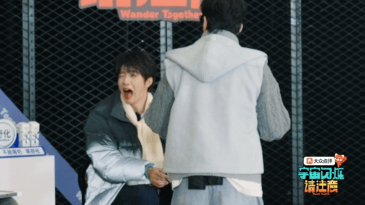 刘耀文被臭出痛苦面具王鹤棣被臭到干呕宇宙闪烁请注意 节目游戏规则为输家需吃腌菜，