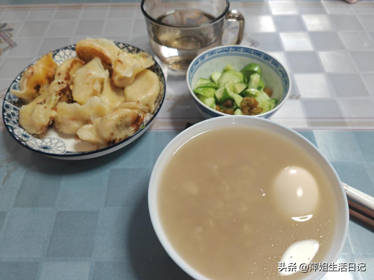 今天早晨我和老公六点多醒的（昨天送站回到家洗洗澡睡觉都半夜了），他说要的货不多晚