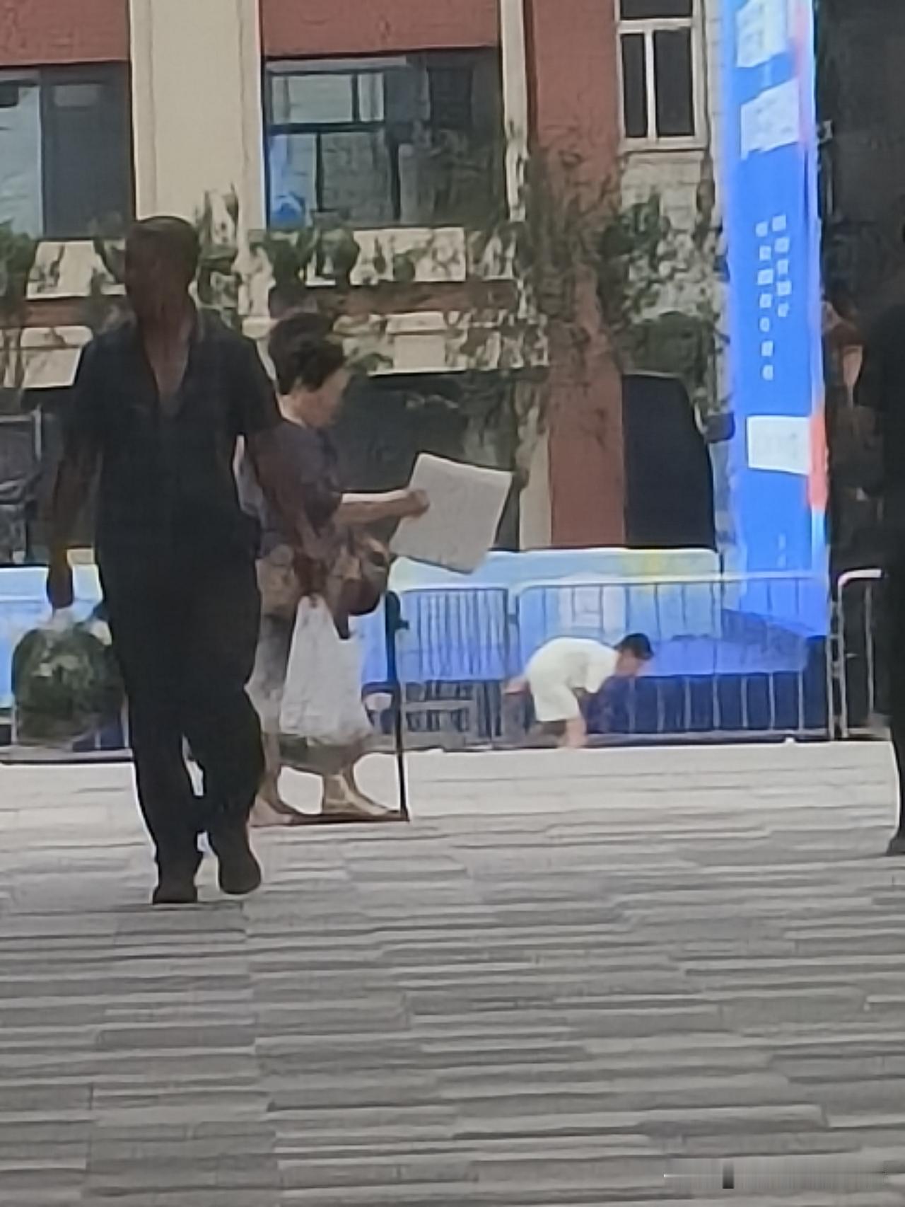 📸 路人偶遇街头小插曲，笑料十足！路过的搞笑瞬间 街边对话 街头趣味对话