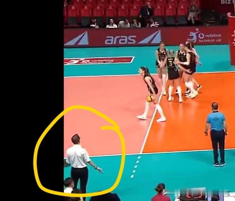 瞧，王媛媛干脆利落地拦住了马尔科娃的重扣，为她点赞👍
古德蒂见状，摊着双手，表