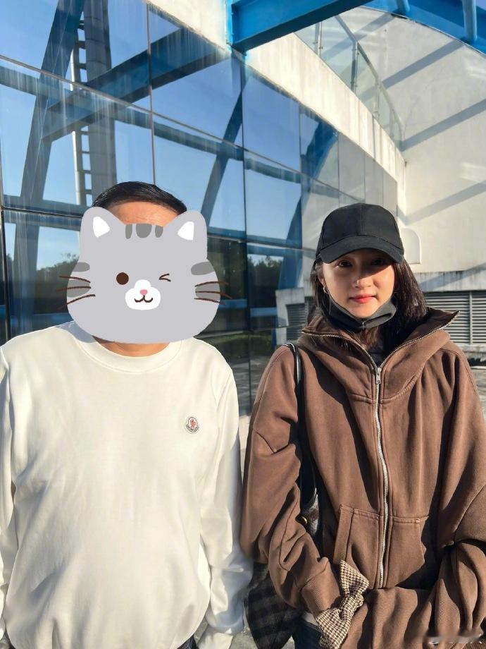 关晓彤胡先煦出席广电培训 关晓彤胡先煦也出席了广电培训。 