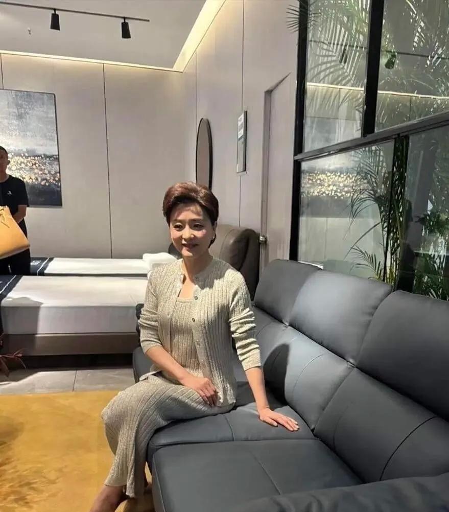 她曾是央视的美女主持人，长相比董卿好，年轻时候惊为天人，法拉利老了还是法拉利，现