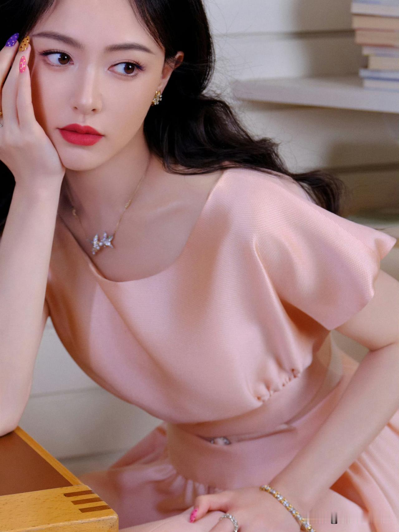唐嫣在2023年央视中秋晚会上穿的粉色长裙简直美炸了！

那身国内某高定品牌20