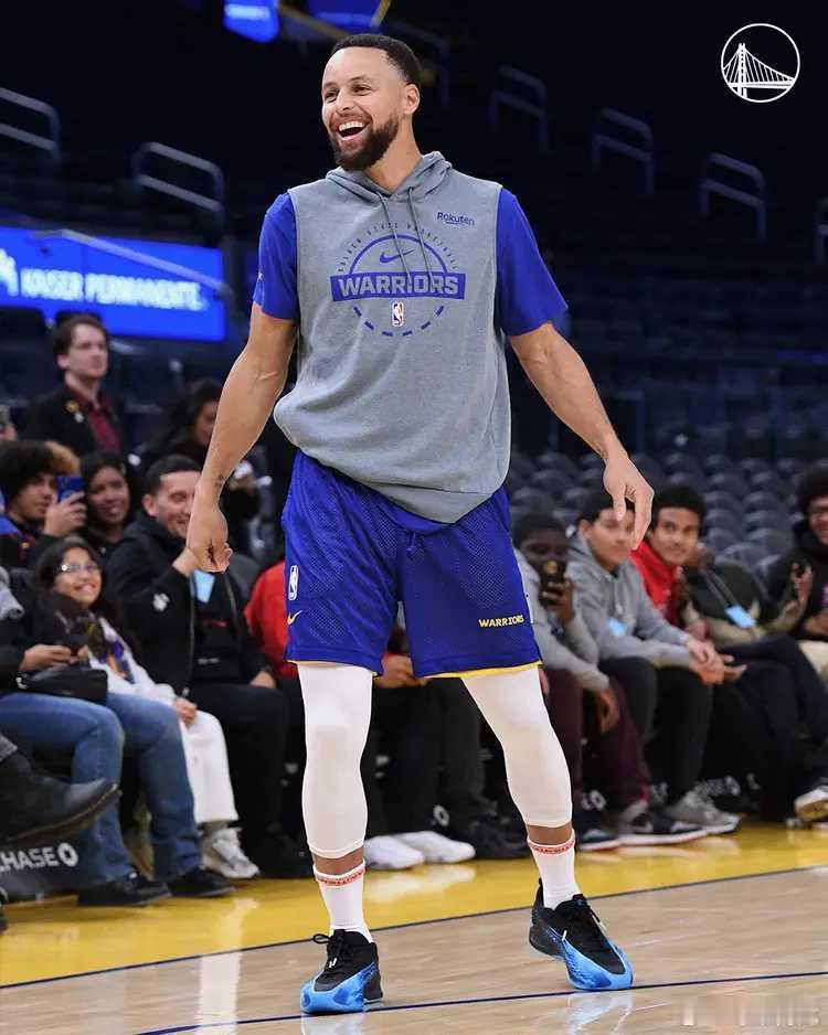 北京时间12月13日，NBA常规赛继续进行，金州勇士队（13胜13负）结束连胜。