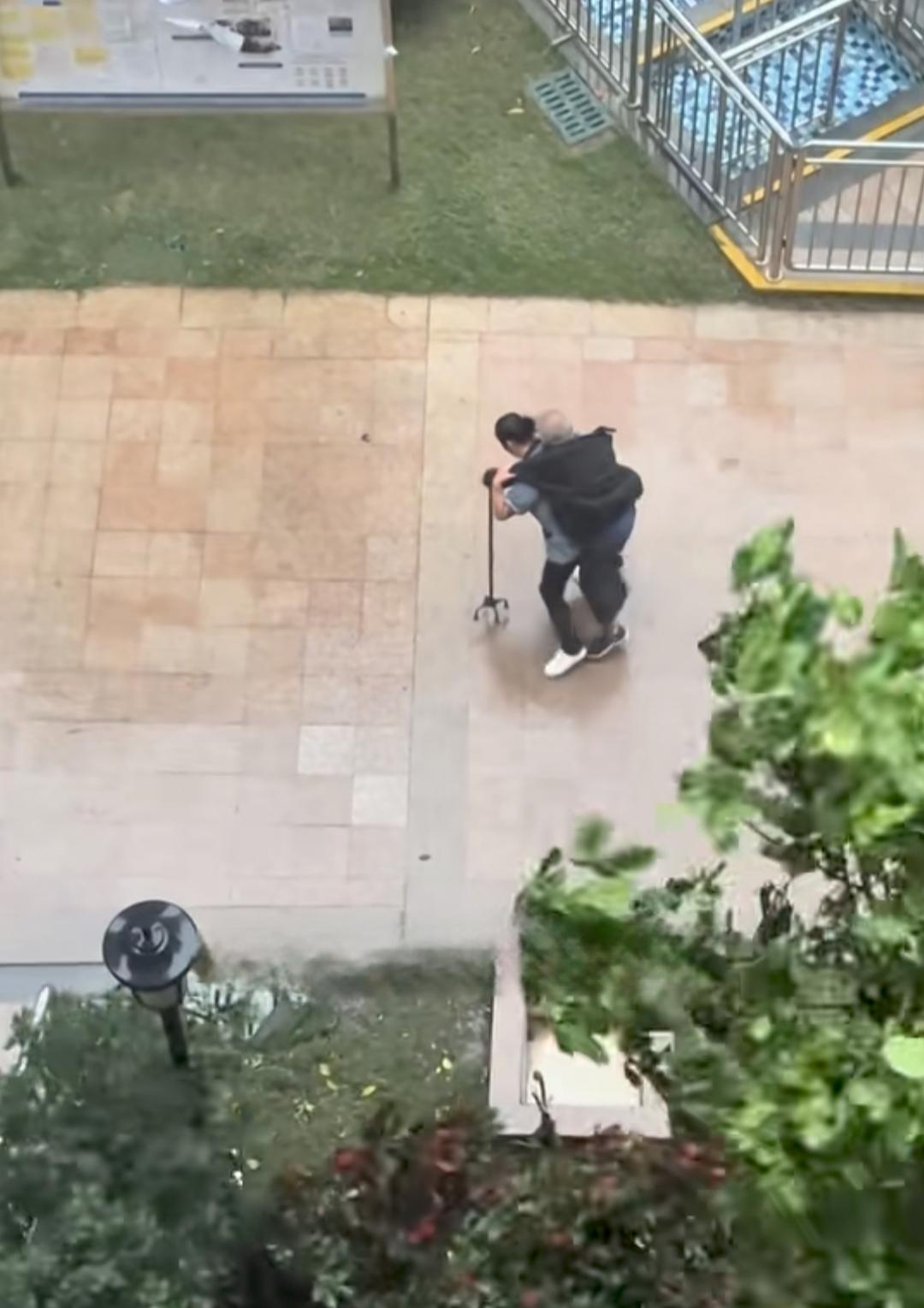 保洁阿姨岁数其实也不小，但是面对风雨中的老人，她俯下身，把老人背到了单元门口，躲