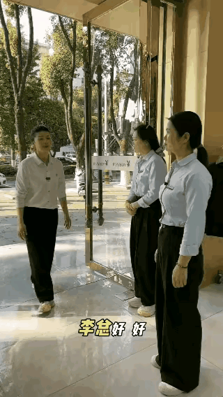 爱听奉承话的女老板，就因为这个员工没打招呼，就让员工滚蛋，