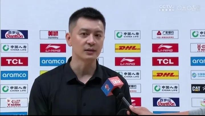 且看杨鸣指导，赢下比赛之后的采访，嘴角微微上扬，内心的喜悦是藏不住的。     
