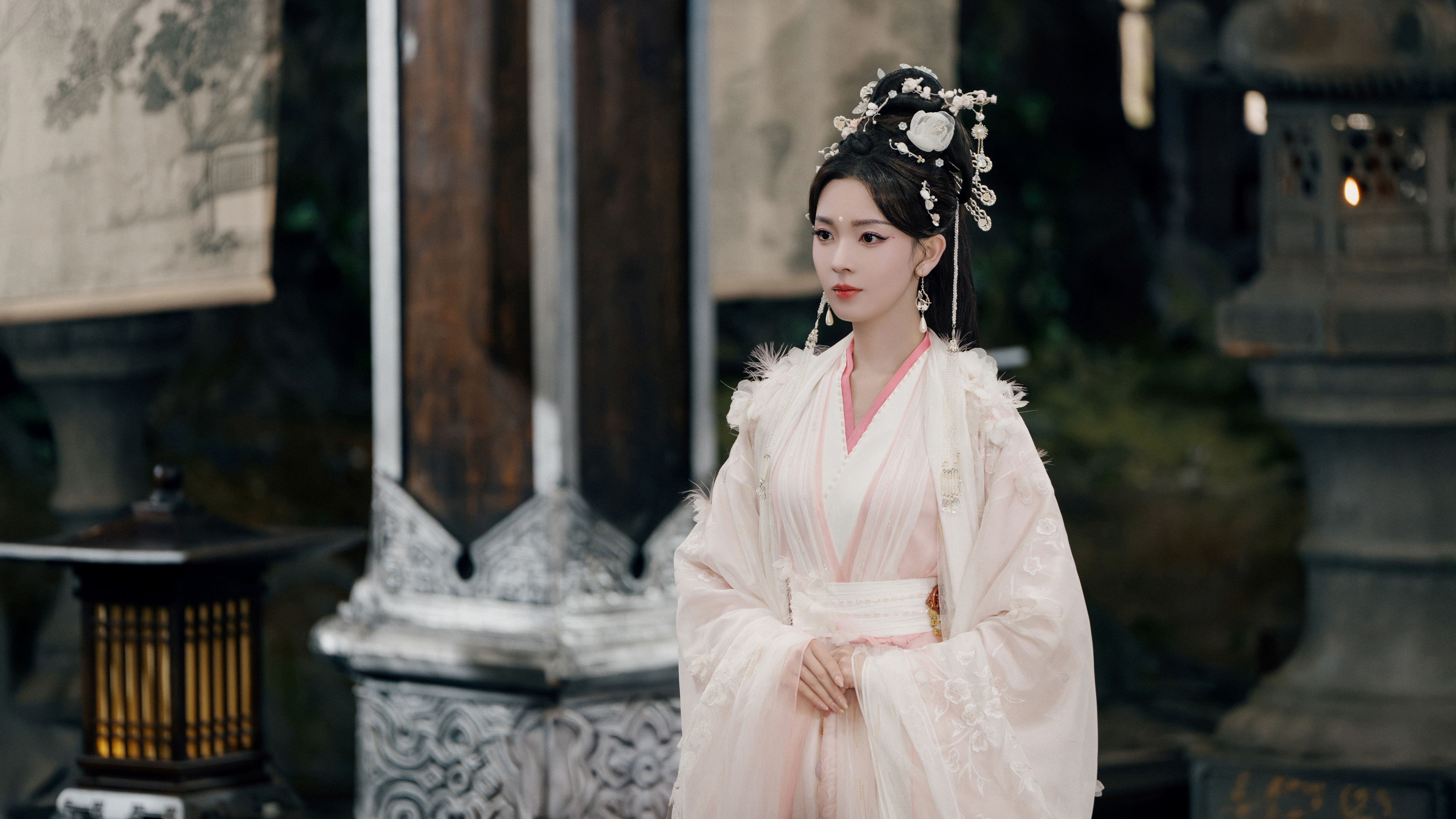 这套真的好漂亮哦！！！出席葬礼 鬓边白花 眉间白花钿 都是小细节～～～ 《水龙吟